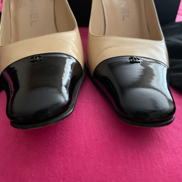 Chanel size 35.5 cream with black cap tip in great condition - Picture 7 of 7